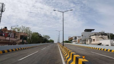 નારણપુરાથી સોલા સાયન્સ સિટી તરફના રોડ પર સતાધાર ચાર રસ્તા પર અમદાવાદ મ્યુનિસિપલ કોર્પોરેશને રૂપિયા 90 કરોડના ખર્ચે ફોરલેન ફ્લાયઓવર બ્રિજ બનાવ્યો છે.