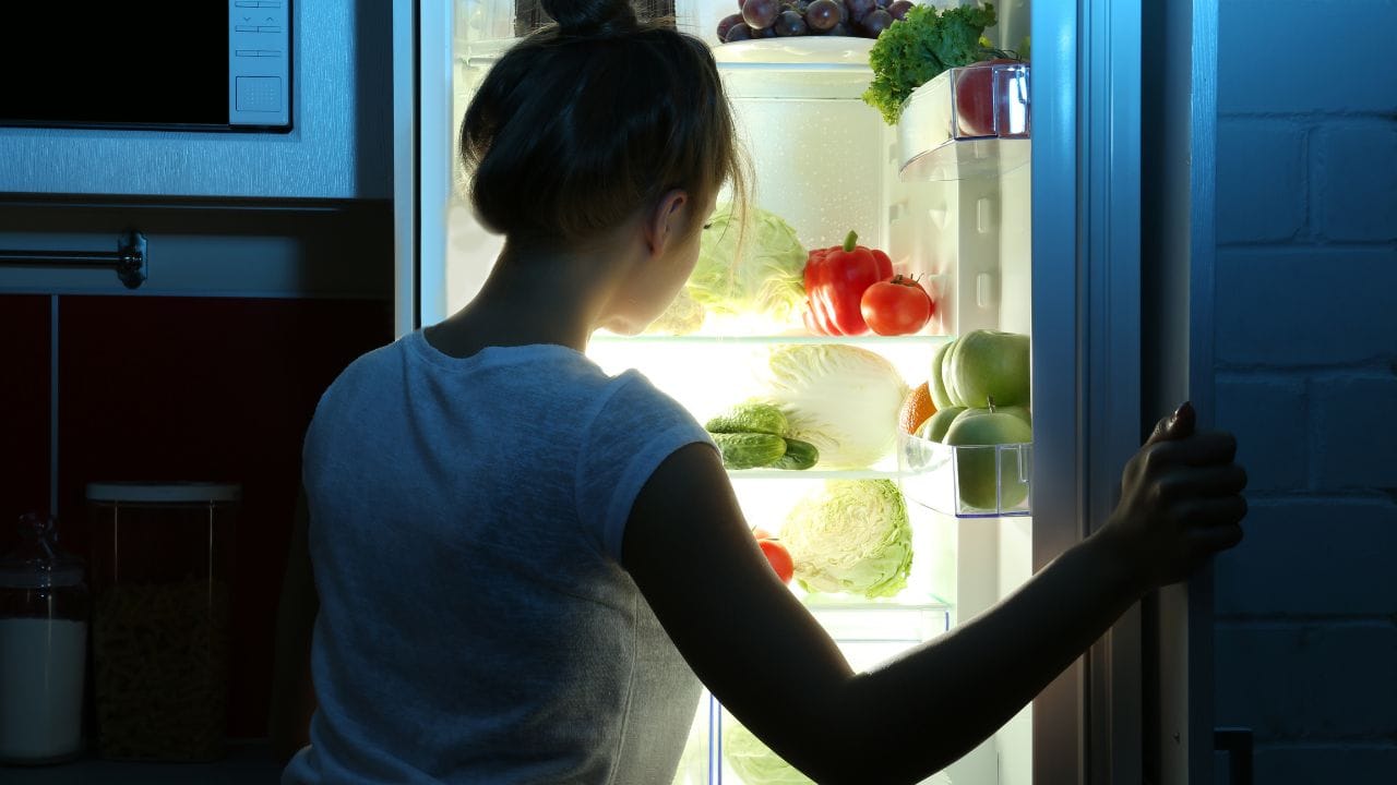 ઘણા લોકો રાંધેલા ગરમ ખોરાકને સીધા રેફ્રિજરેટરમાં મૂકી દે છે, જે યોગ્ય નથી. ગરમ ખોરાક મૂકવાથી ફ્રિજનું અંદરનું તાપમાન અચાનક વધી જાય છે. ત્યારબાદ રેફ્રિજરેટરને ફરીથી ઠંડુ થવા માટે વધુ સમય અને વીજળી વાપરવી પડે છે. તેથી ખોરાકને પહેલા ઓરડાના તાપમાને ઠંડો થવા દો અને પછી જ તેને રેફ્રિજરેટરમાં રાખો.