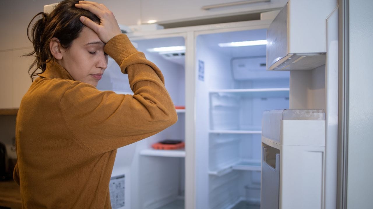 રેફ્રિજરેટરને દિવાલની ખૂબ નજીક રાખવું પણ યોગ્ય નથી. ફ્રિજની પાછળ કોમ્પ્રેસર અને કન્ડેન્સર કોઇલ હોય છે, જે કામ કરતી વખતે ગરમી ઉત્પન્ન કરે છે. આ ગરમી બહાર નીકળવા માટે પાછળ પૂરતી જગ્યા હોવી જરૂરી છે. જો ફ્રિજ દિવાલની નજીક મૂકવામાં આવે, તો ગરમ હવા બહાર નીકળી શકતી નથી અને મશીન પર વધારાનો ભાર પડે છે.