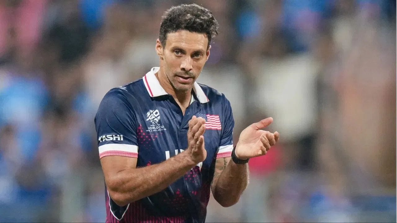 શેડલી વેન શલ્કવિક (USA): ભલે USA ની ટીમ ગ્રુપ સ્ટેજમાંથી બહાર થઈ ગઈ પણ તેના ફાસ્ટ બોલર શેડલીએ માત્ર 4 મેચમાં જ સૌને પ્રભાવિત કર્યા છે. તેણે 6.80 ના ઇકોનોમી રેટથી 13 વિકેટ લીધી છે અને તે હાલમાં આ વર્લ્ડ કપમાં સૌથી વધુ વિકેટ લેનાર બોલર છે.