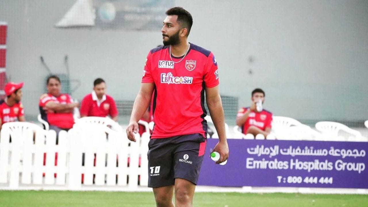 ચેન્નાઈમાં જન્મેલા શાહરુખ ખાનના માતાપિતા મસૂદ અને રૂબીના ખાન છે. તેમનું નામ અભિનેતા શાહરૂખ ખાનના નામ પરથી રાખવામાં આવ્યું હતું.જાન્યુઆરી 2022માં, શાહરુખ ખાનને વેસ્ટ ઈન્ડિઝ સામેની T20I ટીમમાં સ્ટેન્ડબાય ખેલાડી તરીકે સામેલ કરવામાં આવ્યો હતો.