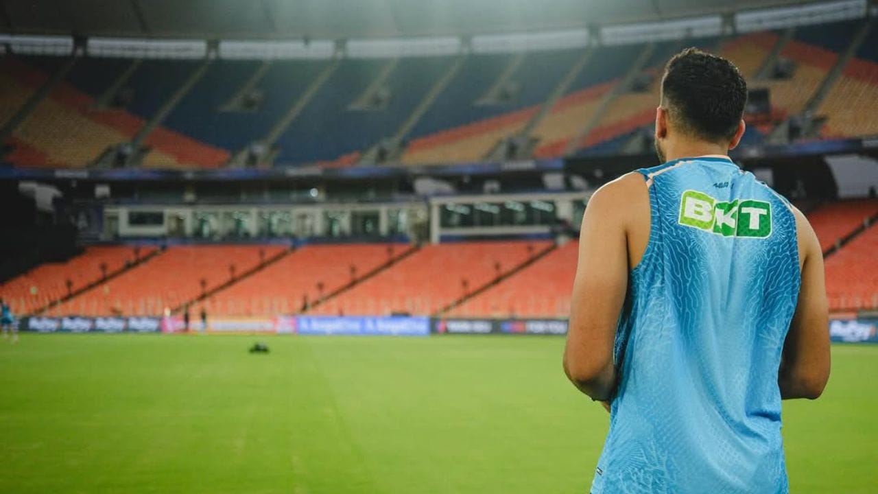 ક્રિસ ગેલ દ્વારા તેમને તેમની પ્રથમ IPL કેપ આપવામાં આવી હતી.IPL 2024 પહેલા ગુજરાત ટાઇટન્સ દ્વારા ઓક્શનમાં તેને ખરીદવામાં આવ્યો હતો. શાહરુખ ખાન ઓક્શમાં નવમો સૌથી મોંઘો ખેલાડી હતો.