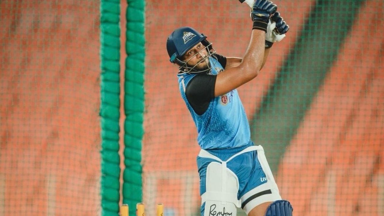 જાન્યુઆરી 2022માં શાહરુખ ખાને વેસ્ટ ઇન્ડીઝ સામેની તેમની ઘરઆંગણે સીરિઝ માટે ભારતની ટ્વેન્ટી20 ઇન્ટરનેશનલ (T20I) ટીમમાં બે સ્ટેન્ડબાય ખેલાડીઓમાંથી એક તરીકે નામ આપવામાં આવ્યું હતું.