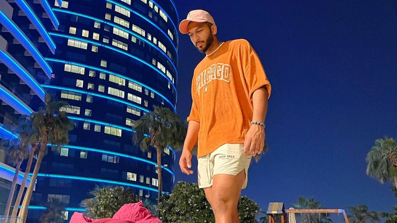 ફેબ્રુઆરી 2022માં તેને 2022 ઇન્ડિયન પ્રીમિયર લીગ ટુર્નામેન્ટ માટે ઓકશનમાં પંજાબ કિંગ્સ દ્વારા ખરીદવામાં આવ્યો હતો. તે જ મહિનાના અંતમાં, 2021-22 રણજી ટ્રોફીમાં મેચોના શરૂઆતના રાઉન્ડમાં, ખાને દિલ્હી સામે તમિલનાડુ માટે 194 રન બનાવ્યા હતા.