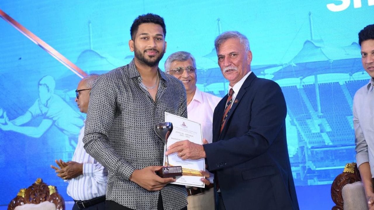 મસૂદ શાહરૂખ ખાનનો જન્મ 27 મે 1995 રોજ થયો છે. તે તમિલનાડુનો એક ભારતીય ક્રિકેટર છે જે ઘરેલુ ક્રિકેટ અને IPL (ગુજરાત ટાઇટન્સ, પંજાબ કિંગ્સ) માં જમણા હાથના બેટ્સમેન તરીકે રમે છે.