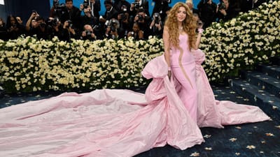 શકીરાનું પૂરું નામ શકીરા ઇસાબેલ મેબારક રિપોલ છે. તે કોલમ્બિયન સિંગર છે. તેના સુપરહિટ ગીતોએ તેને "ક્વીન ઓફ લેટિન મ્યુઝિક" ઉપનામ આપ્યું છે. 