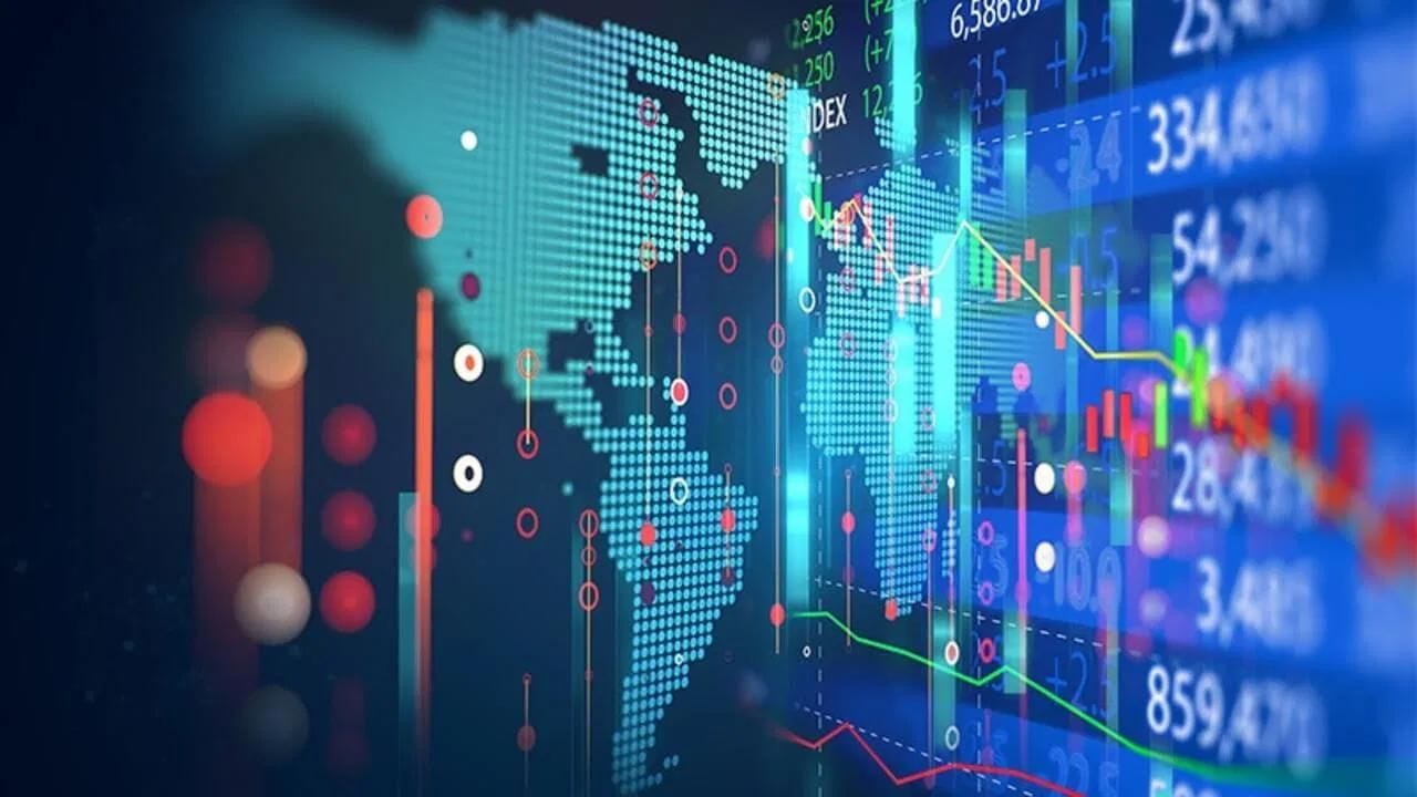 શેરબજાર સતત 2 દિવસ ઘટાડા સાથે બંધ થયું. ગયા અઠવાડિયાના છેલ્લા ટ્રેડિંગ દિવસે સેન્સેક્સ 900 પોઈન્ટથી વધુ ઘટ્યો હતો, જ્યારે સોમવારે તે 1,000 પોઈન્ટથી વધુ ઘટ્યો હતો. પશ્ચિમ એશિયામાં વધતા તણાવને કારણે રોકાણકારોના સેન્ટિમેન્ટ પર તીવ્ર અસર પડી હતી. BSE સેન્સેક્સ 1,048 પોઈન્ટ ગગડ્યો હતો, જ્યારે NSE નિફ્ટી 313 પોઈન્ટ ગગડ્યો હતો. નબળા વૈશ્વિક બજારો અને વિદેશી સંસ્થાકીય રોકાણકારો દ્વારા ભારે મૂડીના પ્રવાહને કારણે પણ નકારાત્મક અસર પડી હતી.
