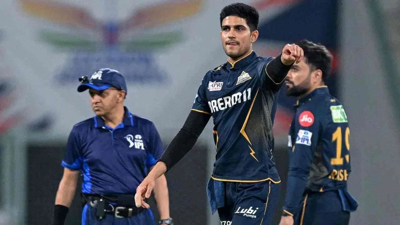 IPL 2026 માટે, ગિલને ગુજરાત ટાઈટન્સ તરફથી ₹16.5 કરોડ પગાર મળે છે. અગાઉ તેનો IPL પગાર ₹8 કરોડ હતો. આ વધારો તેનું પ્રદર્શન અને પ્રતિષ્ઠા દર્શાવે છે.