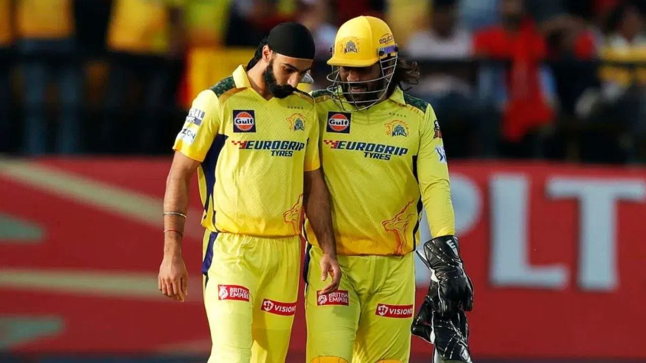 સિમરજીત સિંહને IPLમાં  રમવાનો અનુભવ છે અને તે અગાઉ બે અલગ ટીમો માટે રમી ચૂક્યો છે. તે પહેલા ચેન્નાઈ સુપર કિંગ્સ અને ત્યારબાદ સનરાઈઝર્સ હૈદરાબાદ માટે રમ્યો હતો. જો તેને તક મળે તો કોલકાતા નાઈટ રાઈડર્સ તેની ત્રીજી IPL ટીમ બની શકે છે.