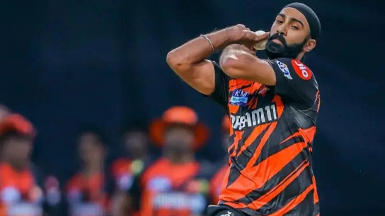 આ પછી IPL 2025માં તે સનરાઈઝર્સ હૈદરાબાદનો ભાગ હતો. IPL 2025માં તેણે ચાર મેચ રમી અને બે વિકેટ લીધી હતી. જો કે તેને સતત તક મળી નહોતી. હવે જો સિમરજીત સિંહને તક મળે તો તે આ સિઝનમાં પોતાની પ્રતિભા સાબિત કરવાનો મોકો મળી શકે છે.