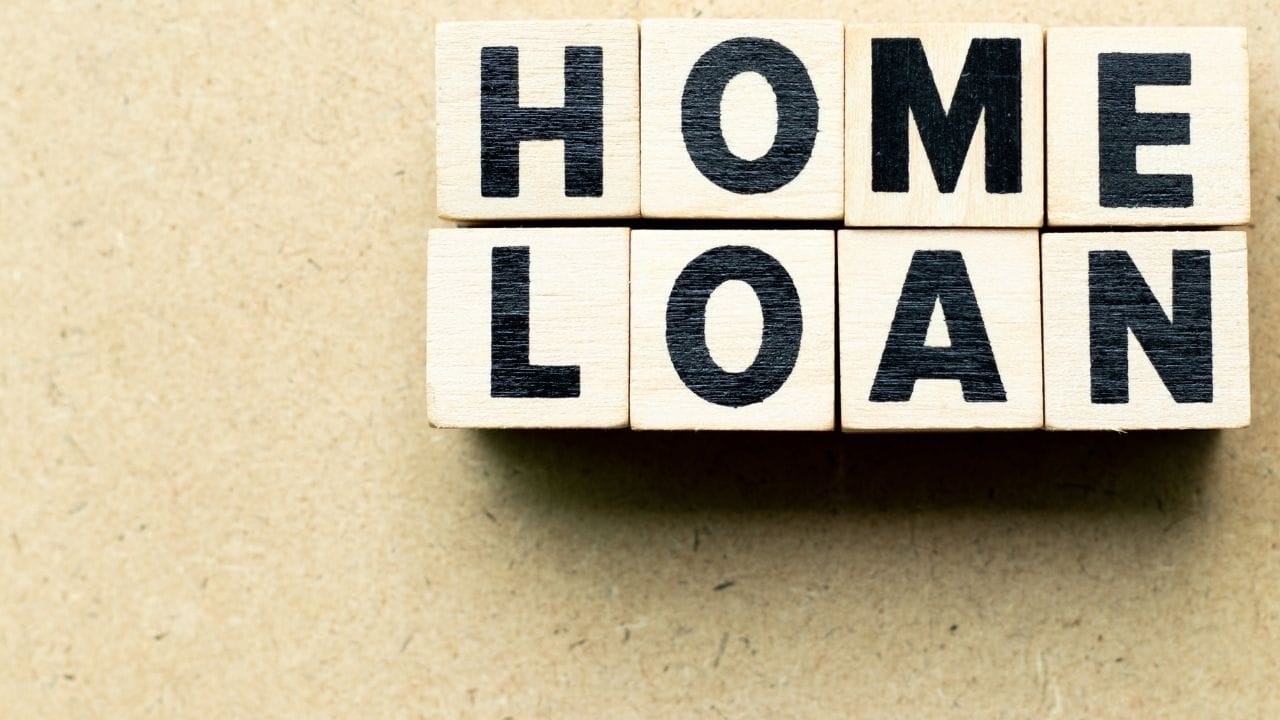 ઘણા લોકો માસિક EMI ઓછી રહે તે માટે લાંબા સમયગાળાનો લોન પસંદ કરે છે, જે એક મોટી ભૂલ સાબિત થઈ શકે છે. શરૂઆતમાં EMI ઓછી લાગે છે, પરંતુ લાંબા ગાળામાં વ્યાજનો ભાર ઘણો વધી જાય છે. ઉદાહરણ તરીકે, જો તમે 50 લાખનો લોન 8% વ્યાજ દરે 20 વર્ષ માટે લો, તો કુલ ચુકવણી લગભગ 1 કરોડ થાય છે. પરંતુ એ જ લોન 30 વર્ષ માટે લેશો તો EMI ઘટશે, પરંતુ કુલ ચુકવણી લગભગ 1.32 કરોડ સુધી પહોંચી જાય છે. એટલે કે, ફક્ત ગાળો વધારવાથી લાખો રૂપિયાનું વધારાનું વ્યાજ ચૂકવવું પડે છે. તેથી શક્ય હોય તો 15થી 20 વર્ષમાં લોન પૂર્ણ કરવાનો પ્રયત્ન કરવો જોઈએ.