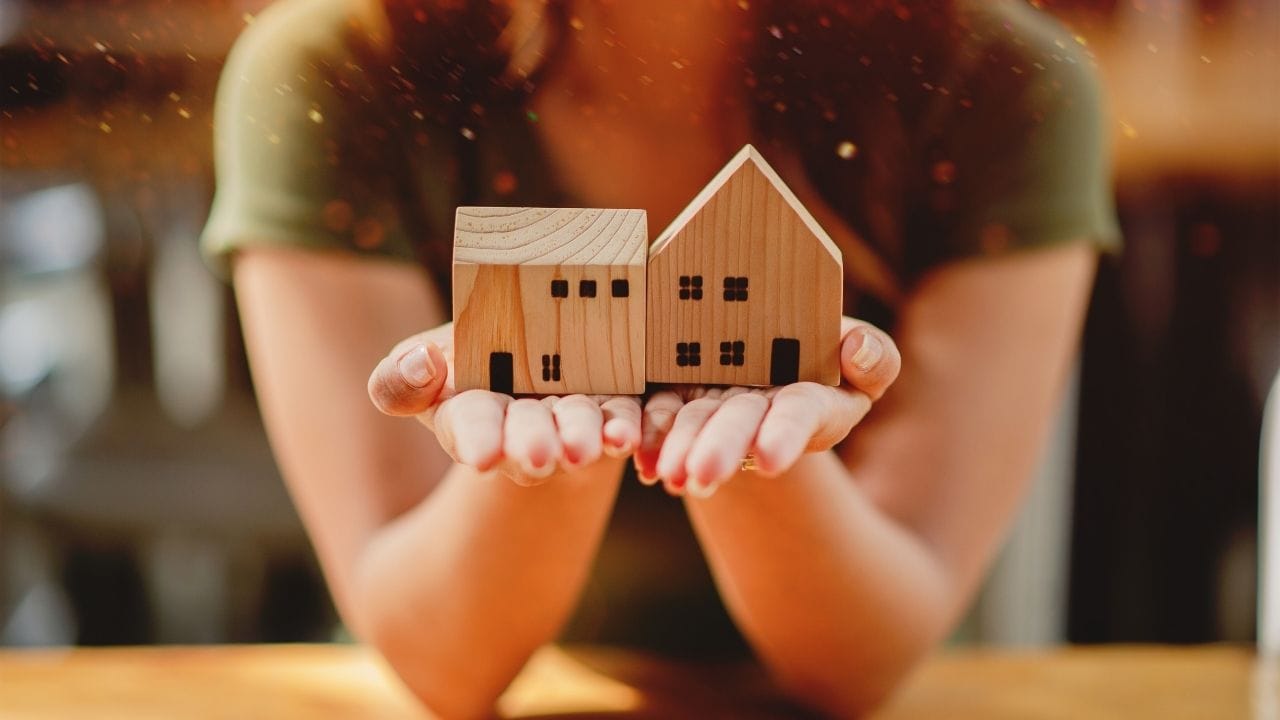 હોમ લોન લેતા સમયે ફિક્સ્ડ અને ફ્લોટિંગ વ્યાજ દર વચ્ચેનો ફરક સમજવો ખૂબ જરૂરી છે. ફિક્સ્ડ રેટમાં વ્યાજ દર આખા સમયગાળા દરમિયાન એકસરખો રહે છે, જ્યારે ફ્લોટિંગ રેટ બજાર અને RBIની નીતિઓ પ્રમાણે બદલાતો રહે છે. ઘણા લોકો સ્થિર EMI માટે ફિક્સ્ડ રેટ પસંદ કરે છે, પરંતુ સામાન્ય રીતે ફિક્સ્ડ રેટ ફ્લોટિંગ કરતા વધારે હોય છે. તેથી લાંબા ગાળે ફ્લોટિંગ રેટ વધુ ફાયદાકારક બની શકે છે.