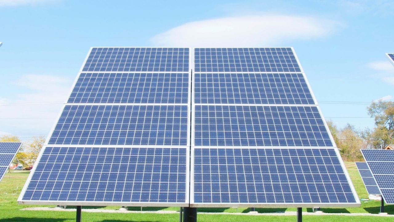 જો તમે 1.5 ટનનો સ્પ્લિટ AC નિયમિત રીતે ચલાવવા માંગતા હો, તો તમને અંદાજે 5 kW ક્ષમતાની સોલાર સિસ્ટમની જરૂર પડશે. આ માટે સામાન્ય રીતે 10 જેટલા સોલાર પેનલ લગાવવાની જરૂર પડે છે. સંપૂર્ણ સેટઅપનો ખર્ચ અંદાજે ₹4 થી ₹5 લાખ સુધી આવી શકે છે, જે એક વખતનો રોકાણ છે અને લાંબા ગાળે મોટો લાભ આપે છે.