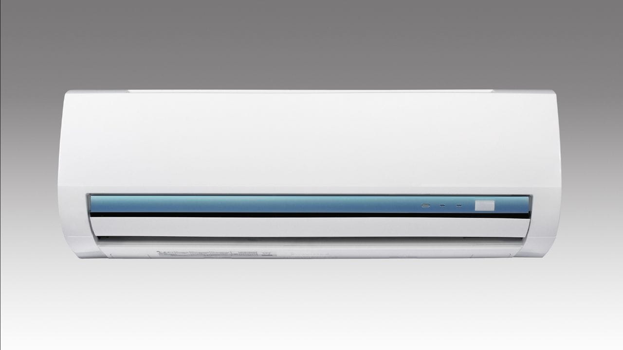 ઓન-ગ્રીડ સોલાર સિસ્ટમમાં, દિવસ દરમિયાન સોલાર પાવરનો ઉપયોગ થાય છે અને રાત્રે અથવા જરૂરી સમયે મુખ્ય વીજળી પુરવઠાનો ઉપયોગ કરી શકાય છે. આ માટે વીજળી વિભાગની મંજૂરી લેવી જરૂરી હોય છે. આ રીતે, સોલાર પેનલ લગાવીને તમે માત્ર તમારા AC જ નહીં, પરંતુ આખા ઘરની વીજળીની જરૂરિયાતો પૂરી કરી શકો છો અને વધતા વીજળીના બિલથી પણ રાહત મેળવી શકો છો.