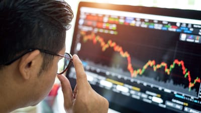 મિડલ ઈસ્ટમાં યુદ્ધે હોળીના રંગોને સંપૂર્ણપણે બગાડી નાખ્યા છે. હોળી પર શેરબજારમાં ભારે ઘટાડો જોવા મળ્યો, જેના કારણે બજાર ખુલતાની સાથે જ રોકાણકારોને ₹9 ​​લાખ કરોડનું નુકસાન થયું. હકીકતમાં હોળીને કારણે 3 માર્ચે શેરબજાર બંધ હતું. દેશના મોટાભાગના વિસ્તારમાં બુધવાર, 4 માર્ચે હોળીની ઉજવણી કરવામાં આવી રહી છે. જોકે, શેરબજારના ક્રેશથી આ ઉજવણી સંપૂર્ણપણે બરબાદ થઈ ગઈ છે. જ્યારે સેન્સેક્સ 1,750 પોઈન્ટ ઘટ્યો છે, ત્યારે નિફ્ટી 500 પોઈન્ટથી વધુ નીચે ટ્રેડ કરી રહ્યો છે.