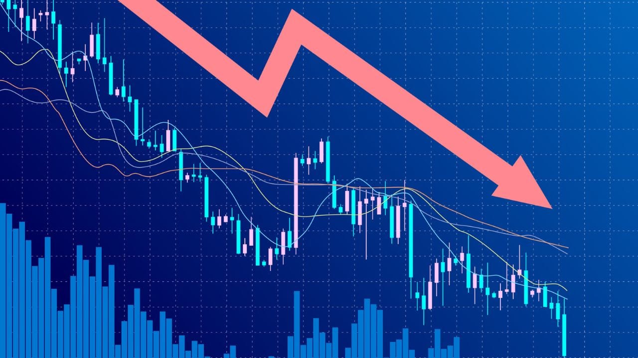 શેરબજારમાં ઘટાડાનાં મુખ્ય કારણો : અમેરિકા-ઈરાન યુદ્ધમાં ઘટાડો થવાના કોઈ સંકેત દેખાતા નથી | ઈરાનના સર્વોચ્ચ નેતા આયાતુલ્લાહ અલી ખામેનીની હત્યા બાદ ઈરાન અને અમેરિકા-ઈઝરાયલ વચ્ચે તણાવ વધી રહ્યો છે, અને પશ્ચિમ એશિયામાં મિસાઈલો છોડવાનું ચાલુ છે. ઈઝરાયલે મંગળવારે દાવો કર્યો હતો કે તેણે તેહરાન અને બૈરુતમાં નવા હુમલા કર્યા છે. યુએસ પ્રમુખ ડોનાલ્ડ ટ્રમ્પે સોમવારે કહ્યું હતું કે યુદ્ધ આગામી ચારથી પાંચ અઠવાડિયામાં સમાપ્ત થઈ શકે છે, પરંતુ તે "તેનાથી વધુ લાંબો સમય" ચાલવા માટે તૈયાર છે. જિયોજિત ઇન્વેસ્ટમેન્ટ્સ લિમિટેડના મુખ્ય રોકાણ વ્યૂહરચનાકાર વીકે વિજયકુમારે જણાવ્યું હતું કે યુદ્ધમાં વધારો અને ક્રૂડ ઓઇલના ભાવમાં વધારા સાથે, બજારો ભારે અનિશ્ચિતતાના સમયગાળામાં પ્રવેશી રહ્યા છે. કોઈને ખબર નથી કે આ સંઘર્ષ કેટલો સમય ચાલશે અને તે કેટલી વિનાશ લાવી શકે છે.