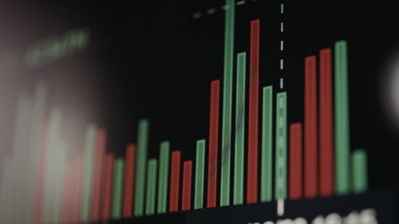 ભૂતકાળના ચાર્ટ પેટર્ન પરથી સ્પષ્ટ થાય છે કે દરેક મોટા ઉછાળા પછી VIXમાં તેજ ઘટાડો નોંધાયો છે અને તેની સાથે ઇક્વિટી બજારમાં મજબૂત રિકવરી આવી છે. એટલે કે જ્યારે ભય પોતાના શિખરે હોય છે, ત્યારે બજાર ઘણીવાર તળિયાની નજીક હોય છે. તેથી જો VIX 30ને પાર કરે, તો લાંબા ગાળાના રોકાણકારો માટે તે તબક્કાવાર રોકાણ કરવાની તક બની શકે છે.