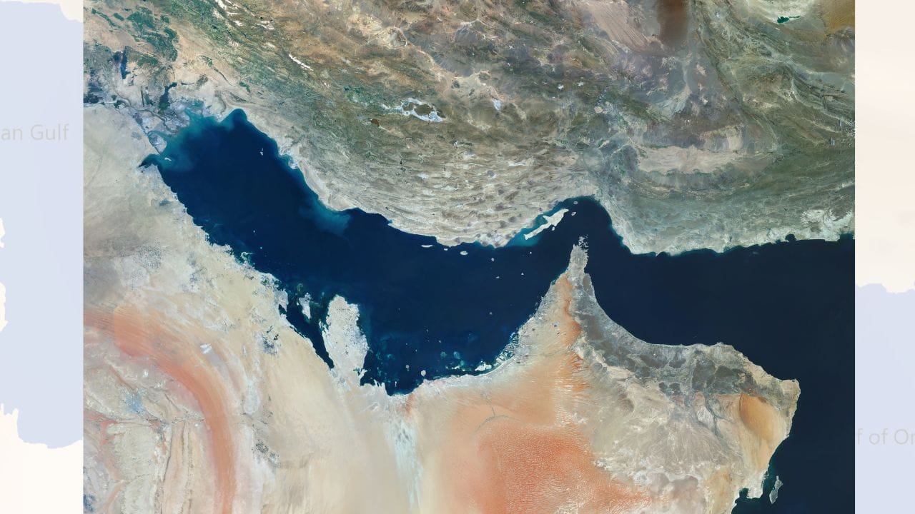 ઈરાન અને ઇઝરાયલ વચ્ચેના તણાવ વચ્ચે ઈરાને અમેરિકા અને ઇઝરાયલ માટે હોર્મુઝનો મહત્વનો સમુદ્રી માર્ગ બંધ કર્યો છે. તેના કારણે ત્યાં જહાજોની ભીડ વધી રહી છે અને વિશ્વમાં તેલ સપ્લાય પર અસર પડી રહી છે. આ સ્થિતિને કારણે લોકોમાં પ્રશ્ન ઉભો થયો છે કે હજારો વર્ષથી આ મહત્વના માર્ગને પહોળો કેમ બનાવાયો નથી અને જો આવું થાય તો દુનિયાની ભૂગોળ અને વેપાર પર શું અસર પડશે. ( Credits: Getty Images )