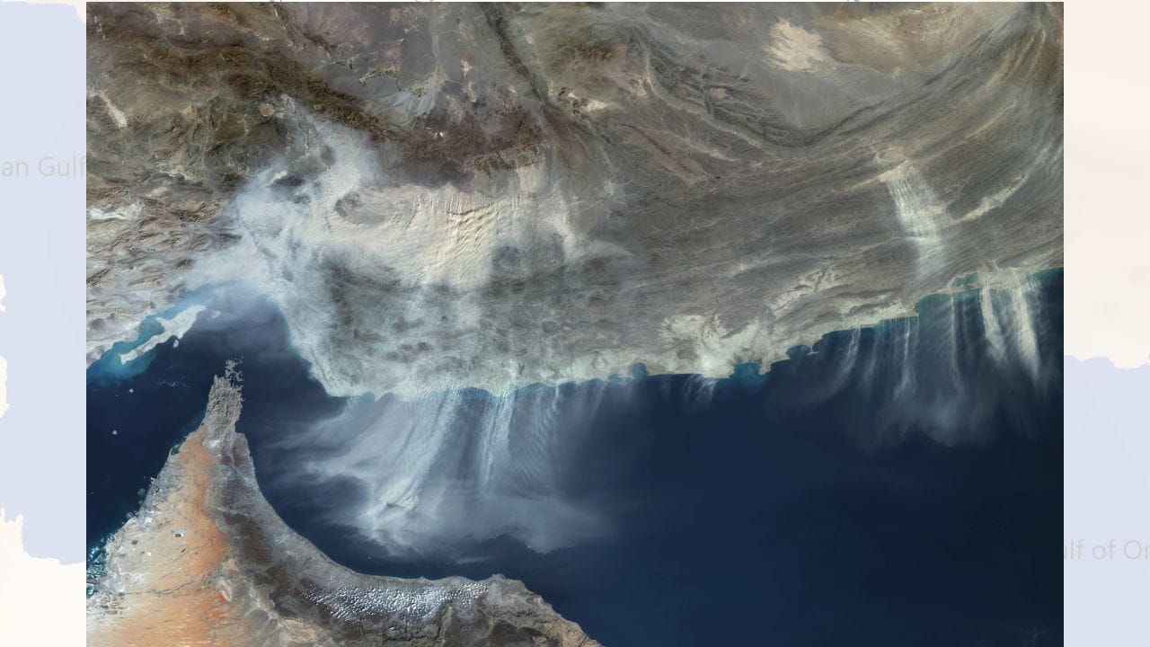 હોર્મુઝની સામુદ્રધુની પર્શિયન ગલ્ફ અને ઓમાનના અખાતને જોડતો એક મહત્વનો દરિયાઈ માર્ગ છે, જે ઈરાન અને અરબી દ્વીપકલ્પને અલગ કરે છે. લગભગ 3,000 વર્ષથી તેની ભૂગોળમાં મોટો ફેરફાર થયો નથી. તેની સૌથી ઓછી પહોળાઈ લગભગ 33 કિલોમીટર છે, પરંતુ જહાજો માટેનો સાચો માર્ગ તેના કરતાં પણ સાંકડો છે. આંતરરાષ્ટ્રીય નિયમો મુજબ જહાજો માટે અંદર આવવા અને બહાર જવા માટે અલગ-અલગ બે માઇલની શિપિંગ લેન રાખવામાં આવે છે અને વચ્ચે અથડામણ ટાળવા માટે બે માઇલનો સુરક્ષા વિસ્તાર રાખવામાં આવે છે. ( Credits: Getty Images )