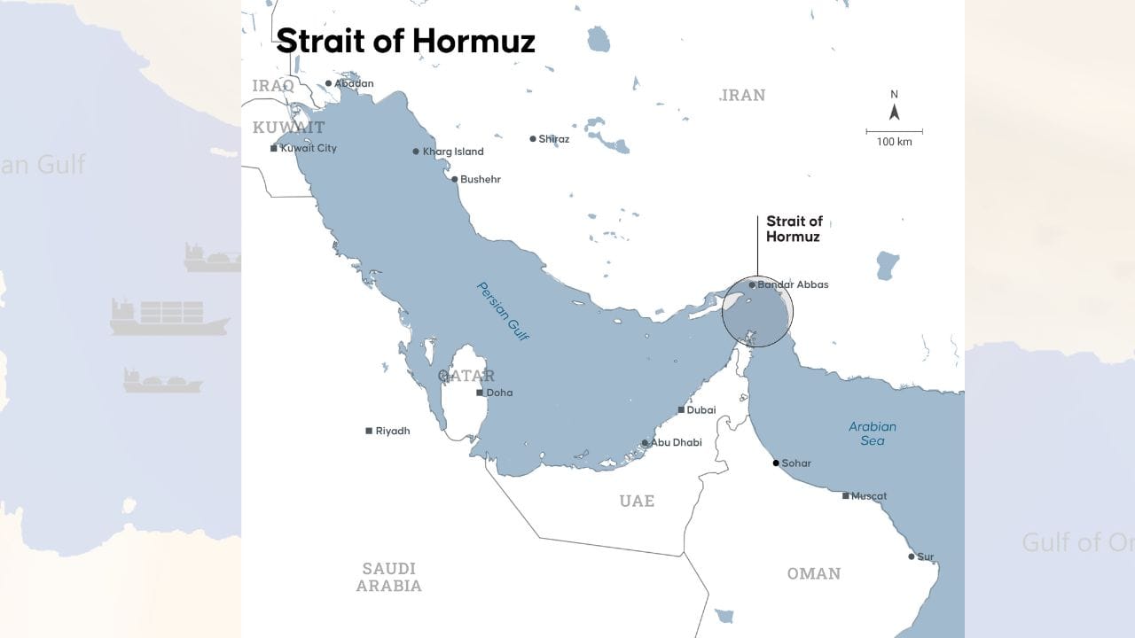 હોર્મુઝનો દરિયાઈ માર્ગ પહોળો ન થવાનું મુખ્ય કારણ તેની કુદરતી રચના છે. તેની બંને બાજુ કોરલ રીફ, સમુદ્રની અંદરની ટેકરીઓ અને ખડકાળ પર્વતો આવેલા છે. ઈરાન તરફ ઝાગ્રોસ પર્વતો સમુદ્ર સુધી પહોંચે છે અને ઓમાન તરફ મુસંદમ વિસ્તાર ખડકાળ છે. આ ખડકો કાપીને અથવા સમુદ્રને વધુ ઊંડો બનાવી માર્ગ પહોળો કરવો બહુ મુશ્કેલ અને ખૂબ ખર્ચાળ કામ છે, જે કોઈ એક દેશ માટે કરવું સહેલું નથી. ( Credits: Getty Images )