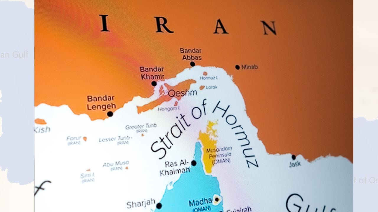 જો ઘણા દેશો મળીને હોર્મુઝ સ્ટ્રેટને પહોળો કરવાનો નિર્ણય લે તો તેના ગંભીર અને નુકસાનકારક પરિણામો આવી શકે છે. તેના માટે ઈરાનના દરિયાકિનારા અથવા ઓમાનના મુસંદમ વિસ્તારના પર્વતો તોડવા પડશે. આ વિસ્તાર કુદરતી સૌંદર્ય માટે જાણીતો છે, તેથી આવું કરવાથી સમગ્ર પર્યાવરણને ભારે નુકસાન થશે. પર્વતો તોડવાથી મોટી માત્રામાં કાટમાળ સમુદ્રમાં જશે, જેના કારણે દરિયાઈ જીવસૃષ્ટિ અને કોરલ રીફને પણ ભારે નુકસાન પહોંચશે. ( Credits: Getty Images )
