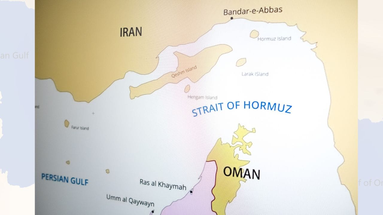 હોર્મુઝ સ્ટ્રેટને પહોળો કરવાથી સમુદ્રના મોજાં અને પાણીના પ્રવાહમાં ફેરફાર થઈ શકે છે. જો પ્રવેશદ્વાર મોટો બનાવવામાં આવે તો ઓમાનના અખાતમાંથી આવતા તેજ મોજાં દુબઈ, દોહા અને અબુધાબી જેવા દરિયાકાંઠાના શહેરોને નુકસાન પહોંચાડી શકે છે. સાથે જ દરિયાની સપાટી થોડો ફેરફાર થાય  તો નીચાણવાળા વિસ્તારોમાં પાણી ભરાઈ શકે છે અને પાણીની ખારાશમાં ફેરફાર દરિયાઈ માછલીઓ તથા કોરલ રીફને પણ નુકસાન થઈ શકે છે. ( Credits: Getty Images )