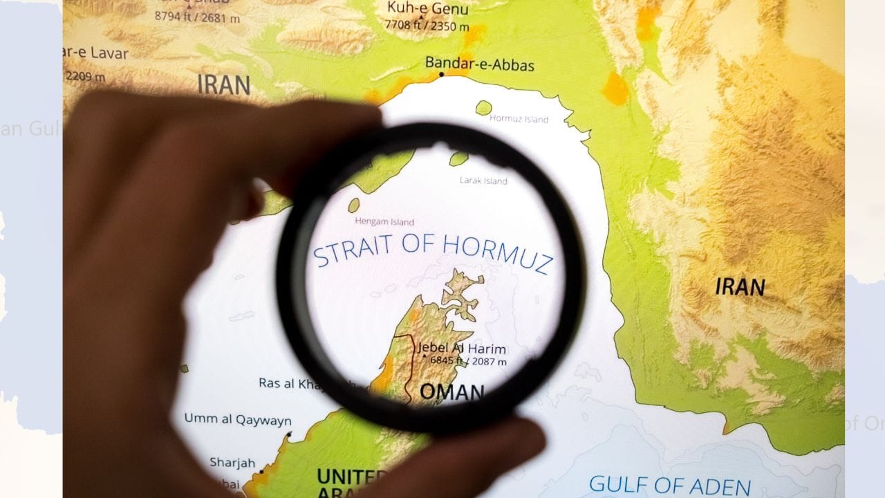 ઈરાન હોર્મુઝ સ્ટ્રેટને પહોળો કરવા માંગતું નથી, કારણ કે તેનો સાંકડો રસ્તો તેને વ્યૂહાત્મક રીતે મજબૂત બનાવે છે. આ લગભગ 33 કિલોમીટરનો સાંકડો માર્ગ હોવાથી ઈરાન જરૂર પડે ત્યારે તેને બંધ કરવાની ધમકી આપી શકે છે. જો આ માર્ગ પહોળો થશે તો ઈરાનનું મહત્વ ઘટી શકે અને મોટા અમેરિકન નૌસેનાના જહાજો સરળતાથી અહીં પેટ્રોલિંગ કરી શકશે. ઓમાન માટે પણ આ વિસ્તાર એક પ્રકારનું સુરક્ષાત્મક કવચ છે, તેથી કોઈ દેશ તેની ભૂગોળીય વિશેષતા ગુમાવવા ઈચ્છતો નથી. ( Credits: Getty Images )