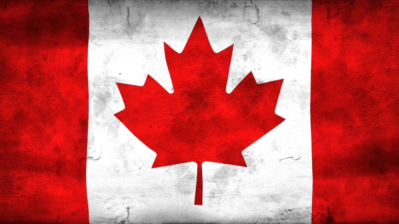 વિદેશમાં અભ્યાસ માટે કેનેડા ભારતીય વિદ્યાર્થીઓમાં સૌથી લોકપ્રિય દેશોમાંથી એક છે. અહીં વિદ્યાર્થીના જીવનસાથીને Spouse Open Work Permit (SOWP) આપવામાં આવે છે. આ પરમિટ દ્વારા વિદ્યાર્થીનો પાર્ટનર કેનેડામાં કોઈપણ નોકરી કરી શકે છે. સામાન્ય રીતે આ પરમિટ ત્યાં સુધી માન્ય રહે છે જ્યાં સુધી વિદ્યાર્થીનો અભ્યાસ ચાલુ હોય. જોકે, આ સુવિધા મુખ્યત્વે માસ્ટર અથવા પીએચડી કરી રહેલા વિદ્યાર્થીઓના જીવનસાથીને આપવામાં આવે છે.