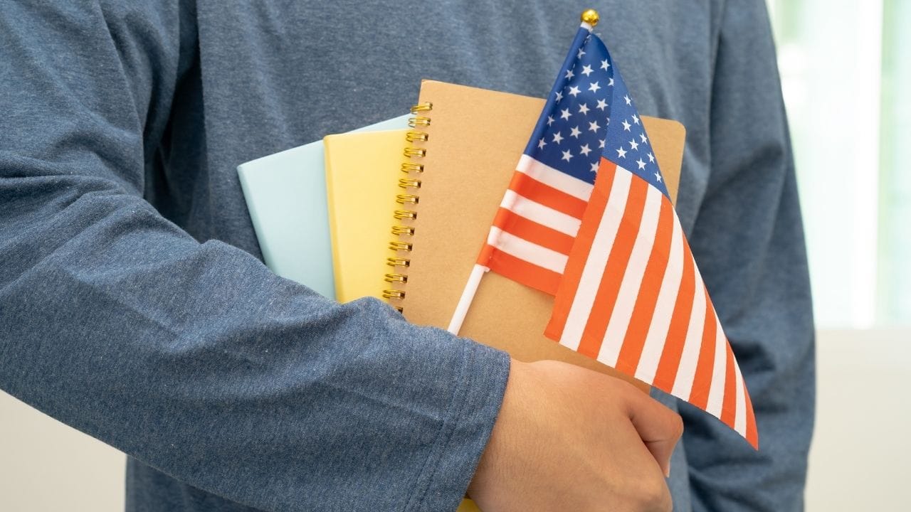 હાલમાં, 3 લાખથી વધુ ભારતીય વિદ્યાર્થીઓ અમેરિકામાં અભ્યાસ કરી રહ્યા છે, જેમાં મોટાભાગના વિદ્યાર્થીઓ માસ્ટર ડિગ્રી પ્રોગ્રામમાં નોંધાયેલા છે. તે ઉપરાંત, બેચલર ડિગ્રી માટે પણ નોંધપાત્ર સંખ્યામાં વિદ્યાર્થીઓ અમેરિકા તરફ આકર્ષાઈ રહ્યા છે.