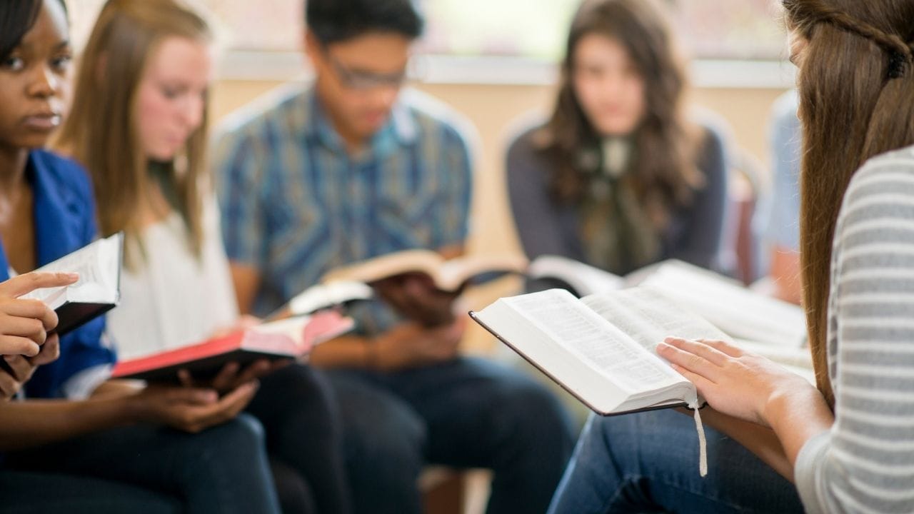 યુએસ ડિપાર્ટમેન્ટ ઓફ સ્ટેટની સત્તાવાર વેબસાઇટ EducationUSA અનુસાર, યુનિવર્સિટી પ્રવેશ માટે સામાન્ય રીતે વિદ્યાર્થીએ હાઈસ્કૂલ (12મું ધોરણ) પૂર્ણ કર્યું હોવું જોઈએ. સાથે સાથે, વિદ્યાર્થીની લઘુત્તમ ઉંમર સામાન્ય રીતે 17 વર્ષ હોવી જરૂરી ગણાય છે. મોટાભાગના વિદ્યાર્થીઓ 12મું પૂર્ણ કરતી વખતે આ ઉંમર સુધી પહોંચી જાય છે.