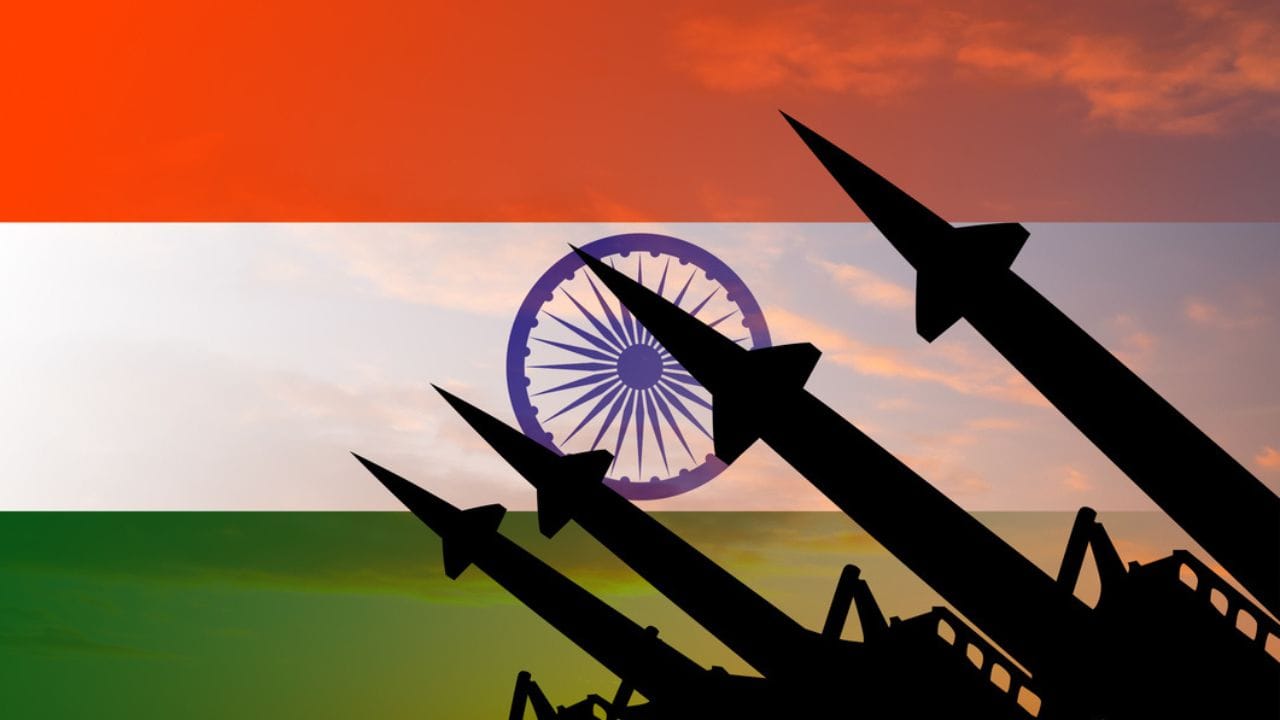 ભારતના હથિયારોના ભંડારમાં સબસોનિક ડીપ-સ્ટ્રાઇક મિસાઇલો પણ છે, જેમાં 'નિર્ભય' મિસાઇલ સૌથી ખાસ છે. નિર્ભયને ભારતની 'સાયલન્ટ કિલર' મિસાઇલ પણ કહેવામાં આવે છે. તે 1000 થી 1500 કિમી સુધી નિશાન સાધવામાં સક્ષમ છે અને તેની રેન્જમાં આખું પાકિસ્તાન આવી જાય છે. તે રડારની પકડમાંથી બચવા માટે અત્યંત ઓછી ઊંચાઈ પર ઉડે છે.