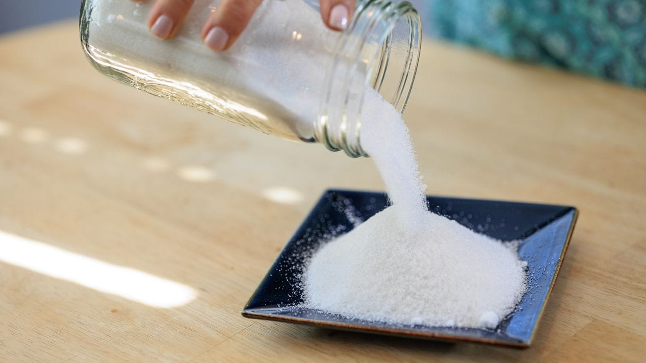 ઈરાનમાં ચાલી રહેલા યુદ્ધ અને અમેરિકા-ઈઝરાયલ હુમલાઓ વૈશ્વિક વેપાર પર અસર કરી રહ્યા છે. જોકે, ખાંડ માલ સામાન અંગે ભારત માટે કેટલાક સારા સમાચાર છે. ભારત તેના ખાંડના માલનો મોટો હિસ્સો ખાડી દેશો (જેમ કે ઈરાન, યુએઈ, વગેરે) ને નિકાસ કરે છે, પરંતુ યુદ્ધને કારણે શિપમેન્ટ મુશ્કેલ બન્યું છે. જ્યાં અવરોધો છે ત્યાં બંદરો પ્રભાવિત થાય છે, અને માંગ પણ ઘટી શકે છે. પરિણામે ભારતમાંથી ઓછી ખાંડની  માલસામાનની નિકાસ થશે, અને વધુ ખાંડના માલ સામાન દેશમાં રહેશે. આનાથી સ્થાનિક બજારમાં ખાંડ ઉપલબ્ધતામાં સુધારો થઈ શકે છે. આનાથી લોકોને થોડી રાહત મળી શકે છે કે ખાંડના માલના ભાવમાં નોંધપાત્ર વધારો થશે નહીં.