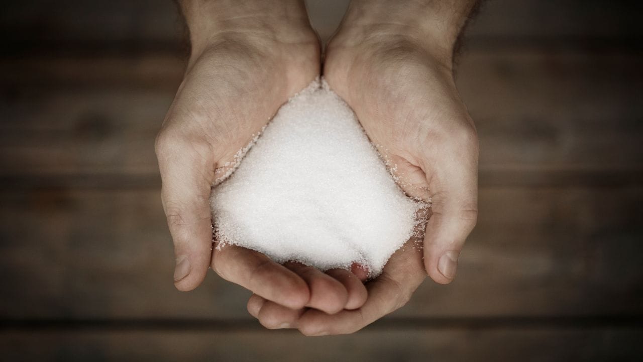 આ વર્ષે ભારતમાં અત્યાર સુધીમાં કેટલી ખાંડનું ઉત્પાદન થયું છે? : ભારતમાં ખાંડનું ઉત્પાદન ઓક્ટોબરથી સપ્ટેમ્બર સુધી ચાલે છે. 2025-26 સીઝનમાં, ફેબ્રુઆરીના અંત સુધીમાં 24.75 મિલિયન ટન (લગભગ 247.5 લાખ ટન) ખાંડનું ઉત્પાદન થયું છે. ગયા વર્ષે, આ સમય સુધીમાં 22.02 મિલિયન ટન ખાંડનું ઉત્પાદન થયું હતું. આનો અર્થ એ થયો કે આ વખતે ઉત્પાદન 12% વધારે છે. જોકે, આખા વર્ષ માટે અંદાજિત ખાંડનું ઉત્પાદન 29.30 મિલિયન ટન જેટલું છે. પરંતુ આ ખાંડનો કેટલોક ભાગ ઇથેનોલ (પેટ્રોલિયમ સાથે મિશ્રિત) બનાવવા માટે વપરાય છે, તેથી બજારમાં ઉપલબ્ધ જથ્થામાં ઘટાડો થાય છે.