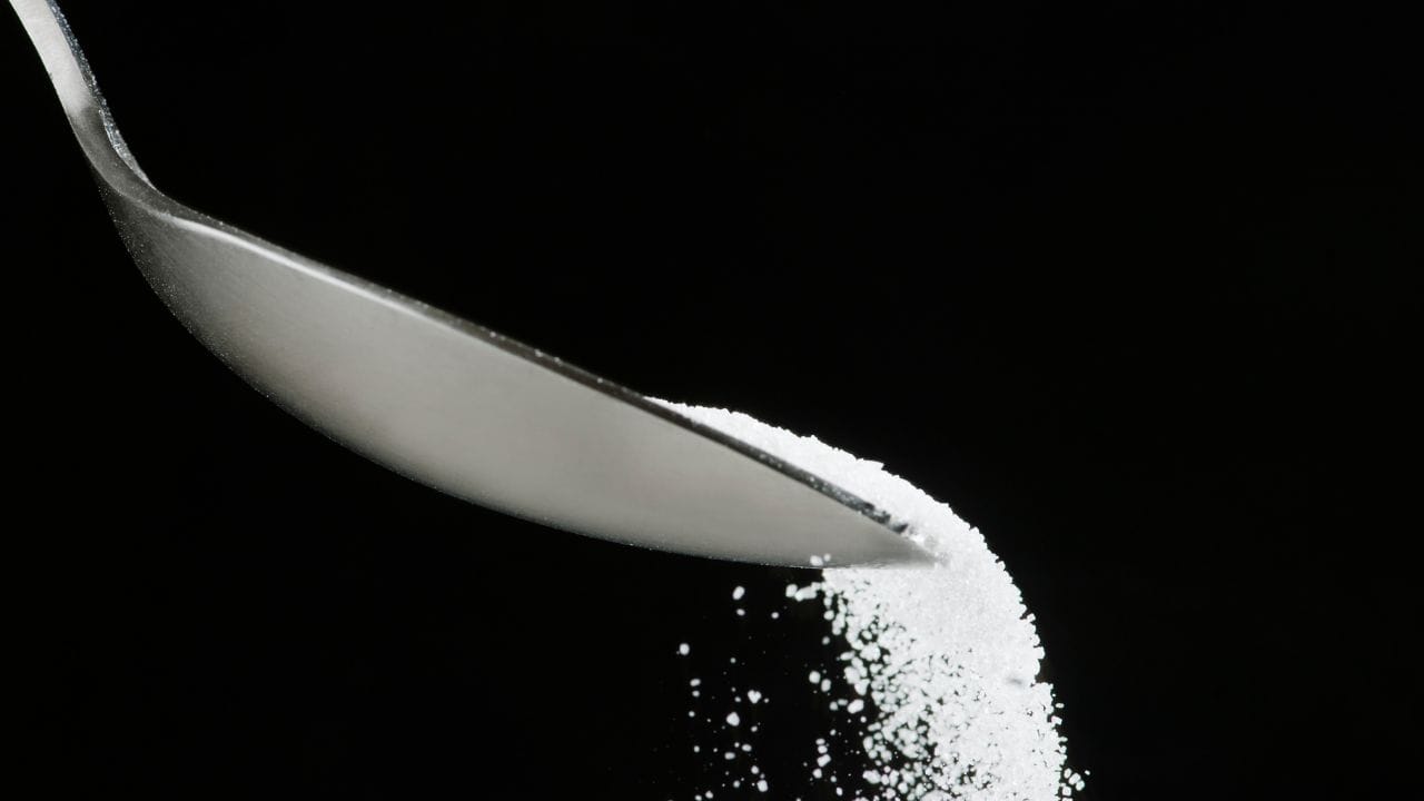 ખાંડ મિલોમાં કેટલો સ્ટોક છે? : 28 ફેબ્રુઆરી 2026 સુધી મિલો પાસે ખાંડનો સ્ટોક 12.05 મિલિયન ટન હોવાનું કહેવાય છે. જેમાં ગયા વર્ષની લગભગ 4.7 મિલિયન ટન ખાંડ પણ ઉમેરવામાં આવી હતી. માર્ચથી સપ્ટેમ્બર સુધીમાં કુલ એવો અંદાજ છે કે 16-17 મિલિયન ટન ખાંડ ઉપલબ્ધ થશે. ગયા વર્ષે તે જ સમયે 16.01 મિલિયન ટન ખાંડનું વિતરણ કરવામાં આવ્યું હતું. આનો અર્થ એ થયો કે આ વખતે વધારે ખાંડ બાકી રહેશે નહીં, પરિસ્થિતિ થોડી તંગ છે, પરંતુ શક્ય નથી.