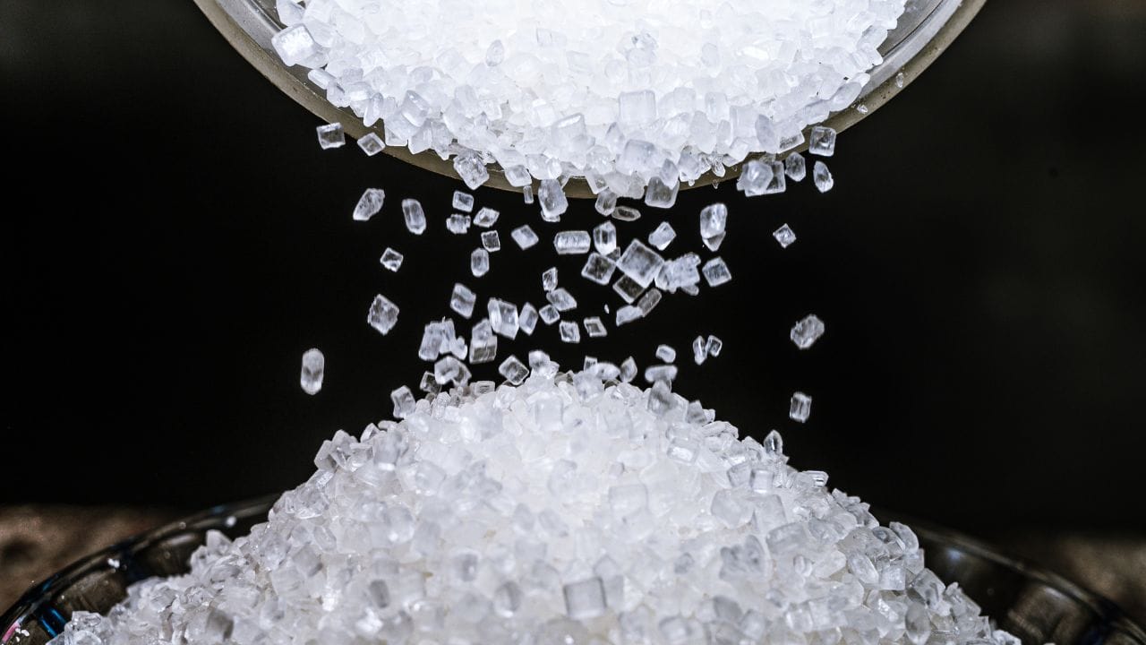 સરકારે કેટલી ખાંડ નિકાસ કરવાની મંજૂરી આપી? : આ સિઝનમાં, સરકારે કુલ 2 મિલિયન ટન (20 લાખ ટન) ખાંડની નિકાસને મંજૂરી આપી હતી. જોકે, નિષ્ણાતો કહે છે કે ગલ્ફમાં યુદ્ધ અને તણાવને કારણે, ફક્ત 0.5 મિલિયન ટન (5 લાખ ટન) જ વિદેશ જઈ શકશે. બાકીની 1.5 મિલિયન ટન ખાંડ દેશમાં જ રહેશે. આનાથી સ્થાનિક બજારને મોટી રાહત મળશે, જેનાથી ખાંડની કોઈ અછત નહીં રહે.