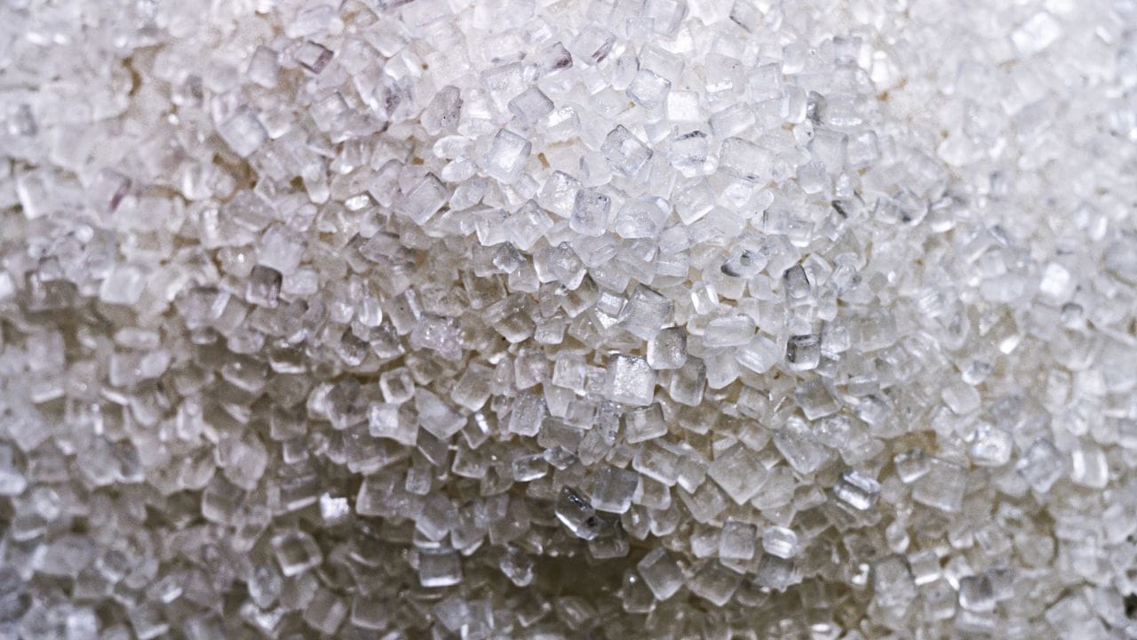 સામાન્ય લોકો પર શું અસર થશે? : જો યુદ્ધને કારણે નિકાસ ઘટશે, તો દેશમાં વધુ ખાંડ રહેશે. જો ઉપલબ્ધતા સારી રહેશે, તો ભાવમાં વધુ વધારો થશે નહીં. જોકે, જો ઉત્પાદન અપેક્ષા કરતાં ઓછું થશે, તો થોડો તણાવ થઈ શકે છે. હાલમાં, પરિસ્થિતિ સ્થિર છે અને આયાતની કોઈ જરૂર નથી. આવી સ્થિતિમાં, ઈરાની યુદ્ધ ખાંડના સંદર્ભમાં ભારત માટે બોનસ સાબિત થઈ શકે છે. સ્થાનિક બજારને ફાયદો થશે, અને સામાન્ય લોકોની ચા અને મીઠાઈઓની મીઠાશ અકબંધ રહી શકે છે. Credits: Getty Images