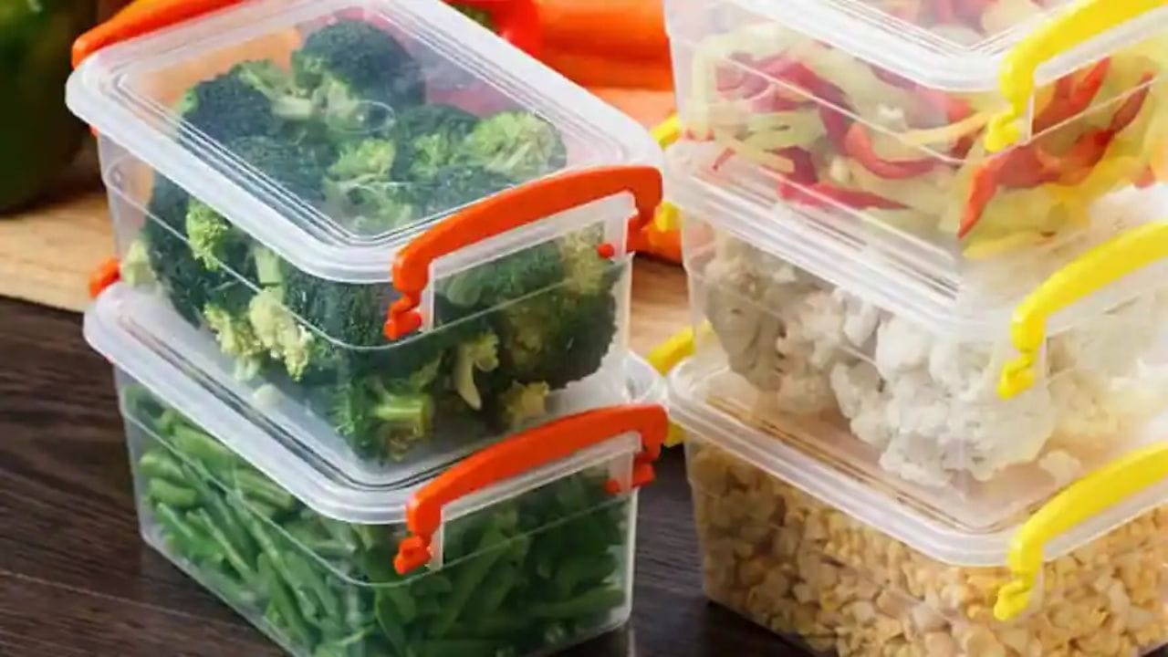 ઉનાળાની ઋતુમાં શાકભાજીને તાજી રાખવી ઘણીવાર એક મોટો પડકાર બની જાય છે. વધુ ગરમી અને ભેજને કારણે, લીલા શાકભાજી ઝડપથી સુકાઈ જાય છે અથવા બગડી જાય છે. કેટલીકવાર, તાજા શાકભાજી એક કે બે દિવસમાં તેમની તાજગી ગુમાવી દે છે. આનાથી લોકોને વારંવાર બજારમાં જવું પડે છે, અને શાકભાજીનો અયોગ્ય સંગ્રહ ન થવાને કારણે બગડી જાય છે અને નુકસાન થાય છે.