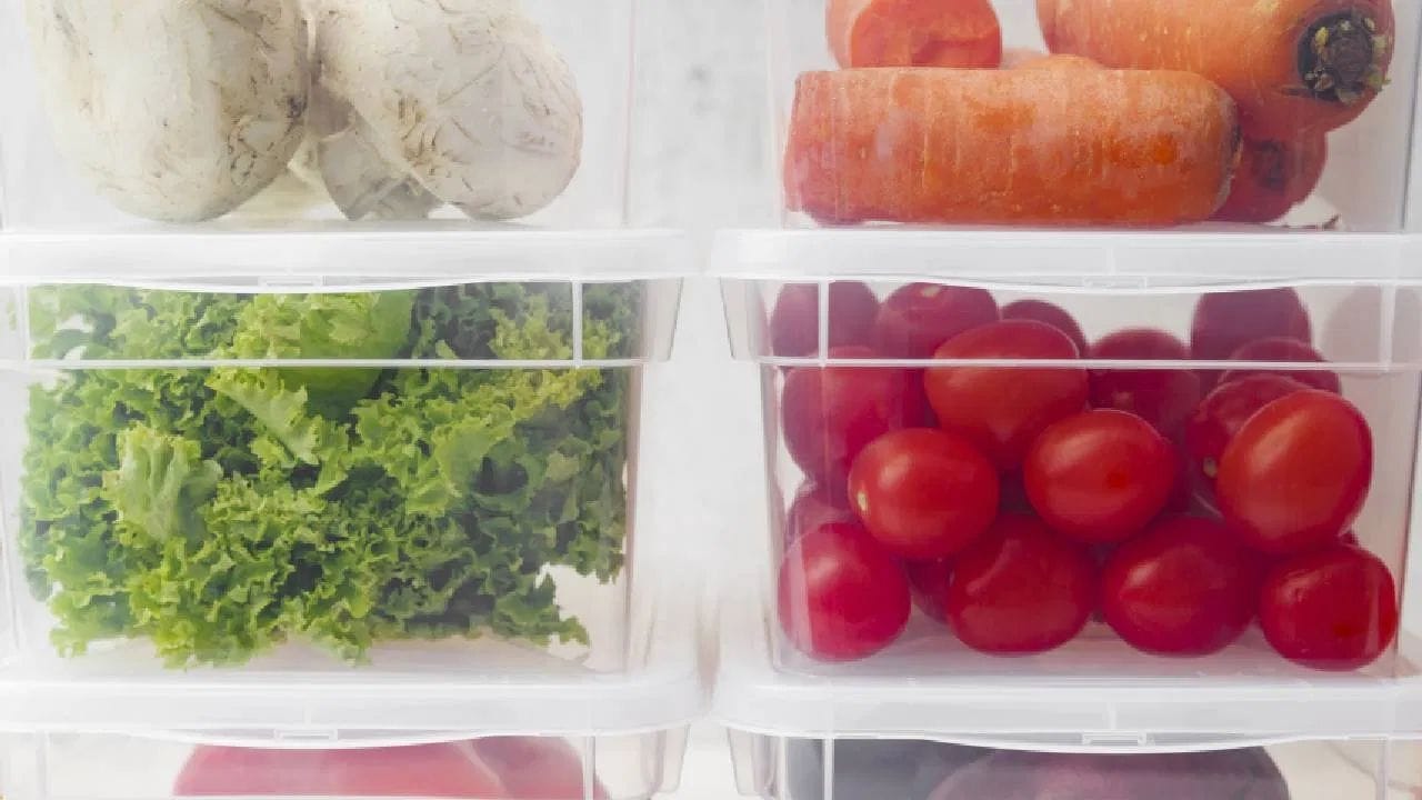 લીલા પાંદડાવાળા શાકભાજી કેવી રીતે સંગ્રહિત કરવા : લીલા પાંદડાવાળા શાકભાજી ઝડપથી સુકાઈ જાય છે અને બગડી જાય છે. તેથી, તેની યોગ્ય સંગ્રહીત પદ્ધતિઓ જાણવી ખૂબ જ મહત્વપૂર્ણ છે. લાંબા સમય સુધી તાજા લીલા પાંદડાવાળા શાકભાજી રાખવા માટે, તેમને ધોયા વગર સુતરાઉ કાપડમાં લપેટી લેવા. જ્યારે તમે રાંધવા માંગતા હોય ત્યારે જ તેને ધોઈને વાપરવા.