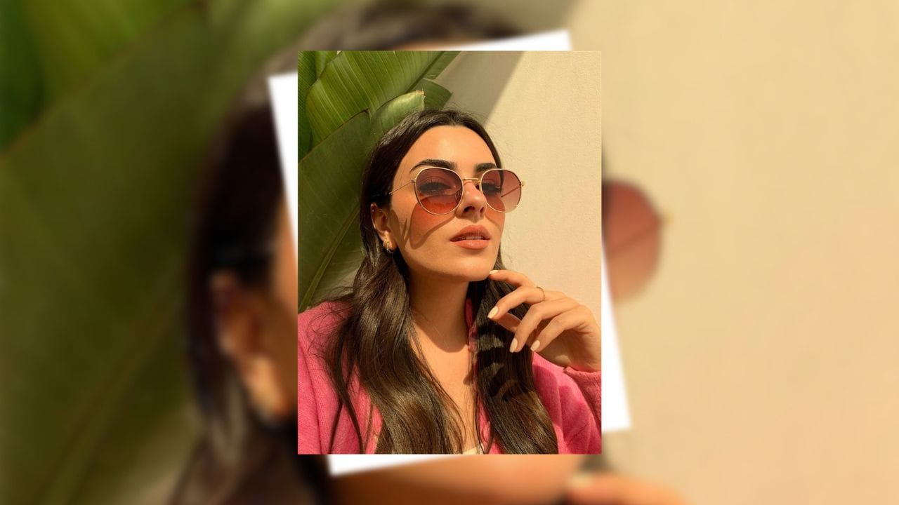 Square Face (ચોરસ ચહેરો): ચોરસ ચહેરામાં જૉલાઇન શાર્પ હોય છે, તેથી ગોળ અથવા ઓવલ ફ્રેમ્સ પસંદ કરવી જોઈએ. રાઉન્ડ અથવા એવિએટર સનગ્લાસિસ ચહેરાના શાર્પ એજિસને સોફ્ટ બનાવે છે. મજબૂત જૉલાઇનને સોફ્ટ કરવા માટે રાઉન્ડ ફ્રેમ્સ વધુ યોગ્ય છે. ઉદાહરણ તરીકે કાજોલ અને અનુષ્કા શર્મા, આ અભિનેત્રીઓ પર એવિએટર અને રાઉન્ડ સનગ્લાસીસ સારી રીતે સુટ થાય છે. (Image Credit Source: Pinterest)