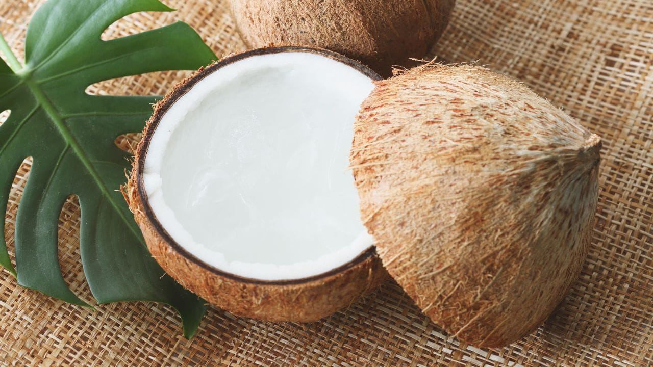 બીજું મહત્વનું લક્ષણ છે નાળિયેરનું વજન. સામાન્ય રીતે, જે નાળિયેર તેના કદ પ્રમાણે હળવું લાગે, તેમાં પાણી વધુ હોય છે. જ્યારે થોડું ભારે નાળિયેર મલાઈ માટે વધુ યોગ્ય માનવામાં આવે છે. (Image Credit Source: Canva)