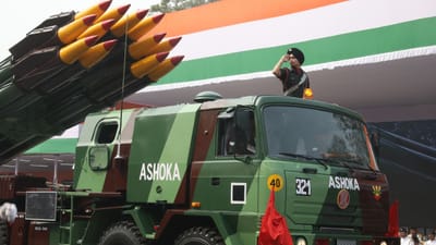 આધુનિક યુદ્ધ હવે લાંબા અંતરના હથિયારોથી લડવામાં આવે છે. યુદ્ધમાં બેલેસ્ટિક મિસાઇલો, ક્રૂઝ મિસાઇલો, સબસોનિક ડીપ-સ્ટ્રાઇક મિસાઇલો, મલ્ટી-બેરલ રોકેટ લોન્ચર અને કામિકાઝ ડ્રોનની ભૂમિકા સૌથી મહત્વની બની ગઈ છે. એવામાં ભારતના એવા 5 હથિયારો વિશે જાણીએ કે, જે સેંકડો કિલોમીટર દૂરના લક્ષ્યોને નષ્ટ કરવા માટે જ વિકસાવવામાં આવ્યા છે.