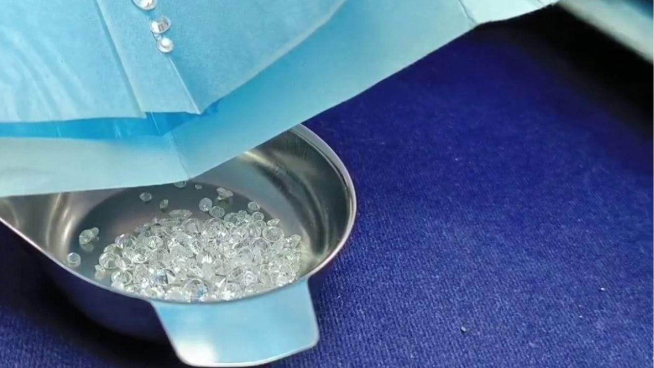 ભારત સરકારના ઉદ્યોગ અને આંતરિક વેપાર પ્રોત્સાહન વિભાગના પેટન્ટ, ડિઝાઇન અને ટ્રેડમાર્ક્સના કંટ્રોલર જનરલ ડૉ. ઉન્નત પંડિતે બે દિવસીય IP યાત્રા કાર્યક્રમ અંતર્ગત EDII કેમ્પસમાં યોજાયેલી GI પ્રાદેશિક બેઠક દરમિયાન આ પ્રમાણપત્ર સોંપ્યું હતું.