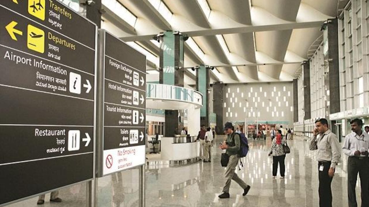 બીજું મહત્વપૂર્ણ એરપોર્ટ છે Surat International Airport. સુરતના આ એરપોર્ટ પરથી આંતરરાષ્ટ્રીય ફ્લાઇટ્સ શરૂ થતાં શહેરને વૈશ્વિક જોડાણ મળ્યું છે.
