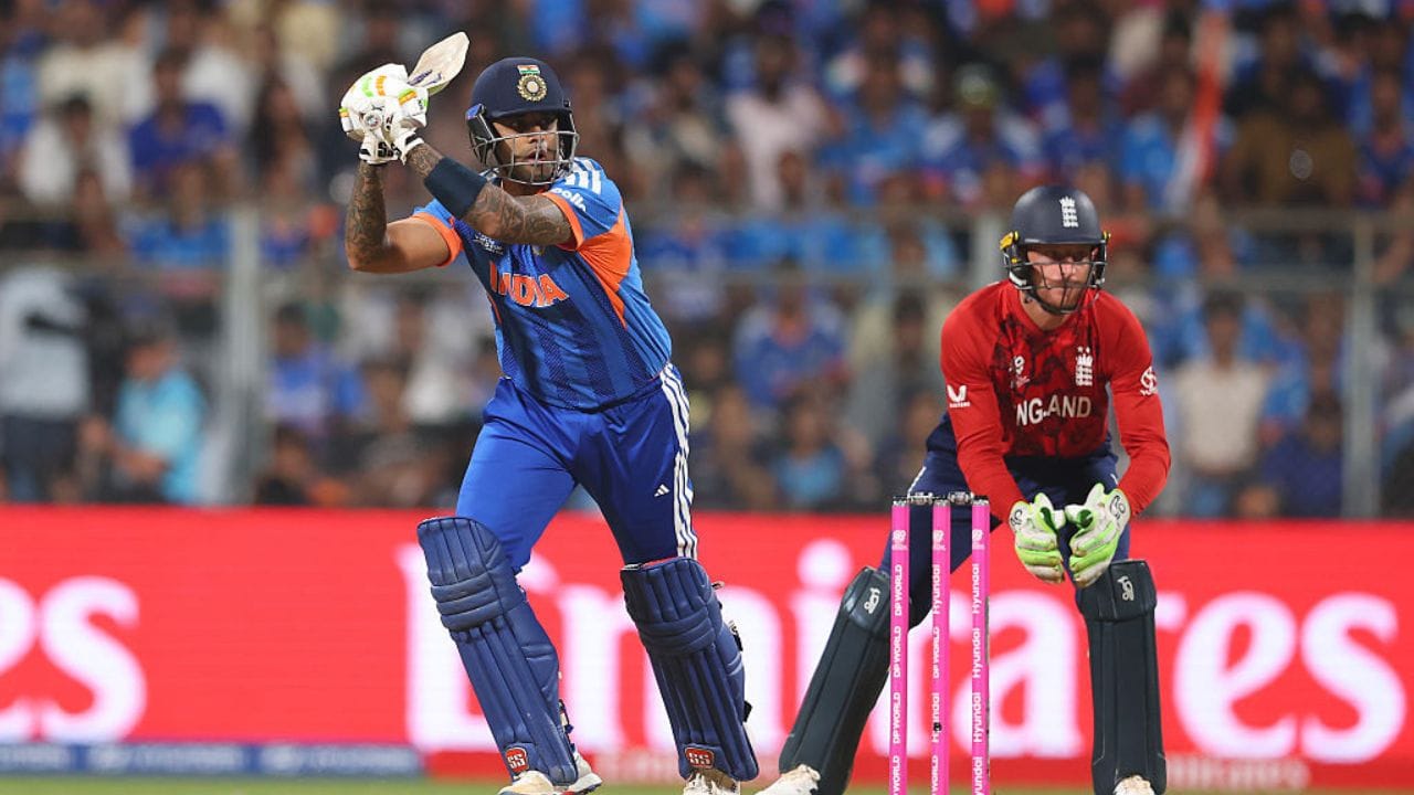 સૂર્યકુમાર યાદવ: મુંબઈ ઈન્ડિયન્સનો સૂર્યકુમાર યાદવ કોઈ પરંપરાગત પાવર-હિટર નથી, છતાં તે હંમેશા સૌથી વધુ છગ્ગા મારનારાઓની યાદીમાં હોય છે. તેનું કારણ છે તેની 'પેસ યુઝ' કરવાની ટેકનિક. પરંતુ હંમેશની જેમ તે ફરી એકવાર મુંબઈની બેટિંગ લાઇનઅપમાં મુખ્ય ખેલાડી બનશે. તે દરેક સિઝનમાં સૌથી વધુ છગ્ગા ફટકારનારાઓની યાદીમાં સતત ટોચના 10 કે 15 ખેલાડીઓમાં સ્થાન ધરાવે છે. ગયા વર્ષે, તેણે 38 છગ્ગા ફટકાર્યા હતા. આ વખતે તે આ આંકડાને પાર કરવાનો પ્રયાસ કરશે.