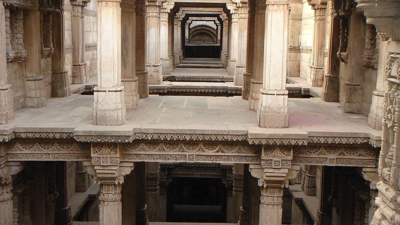 અડાલજની વાવ અમદાવાદથી આશરે 18-20 કિમી દૂર ગાંધીનગર માર્ગ પર સ્થિત છે. તમે કાલુપુર રેલ્વે સ્ટેશન કે એરપોર્ટથી ટેક્સી, ઓટો, કે AMTS/BRTS બસ દ્વારા સરળતાથી અહીં પહોંચી શકો છો. અમદાવાદ-ગાંધીનગર હાઇવે પરથી અડાલજ ગામ તરફ જવાનો રસ્તો છે, જ્યાંથી આ ઐતિહાસિક સ્થળ નજીકમાં જ છે. 