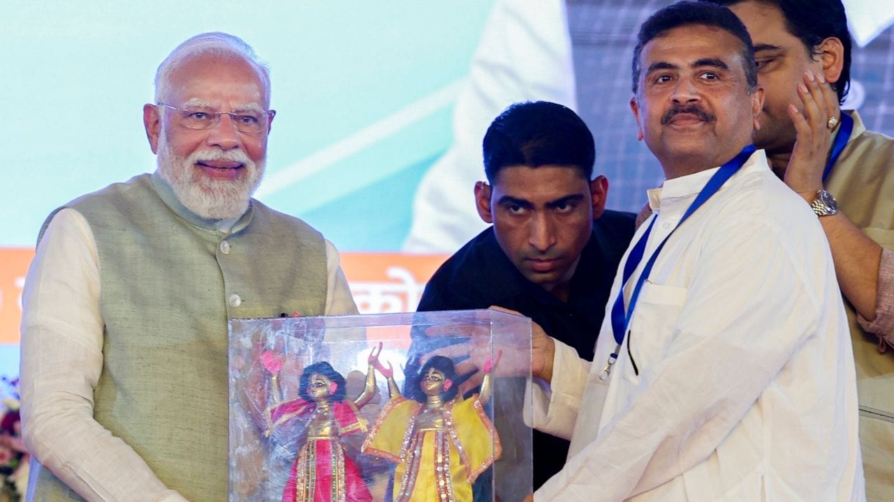 તેઓ હાલમાં ભાજપ સાથે જોડાયેલા છે, આ પહેલા તેઓ તૃણમૂલ કોંગ્રેસ (TMC)માં હતા અને મમતા બેનર્જી સરકારમાં કેબિનેટ મંત્રી હતા. (all photo : PTI)