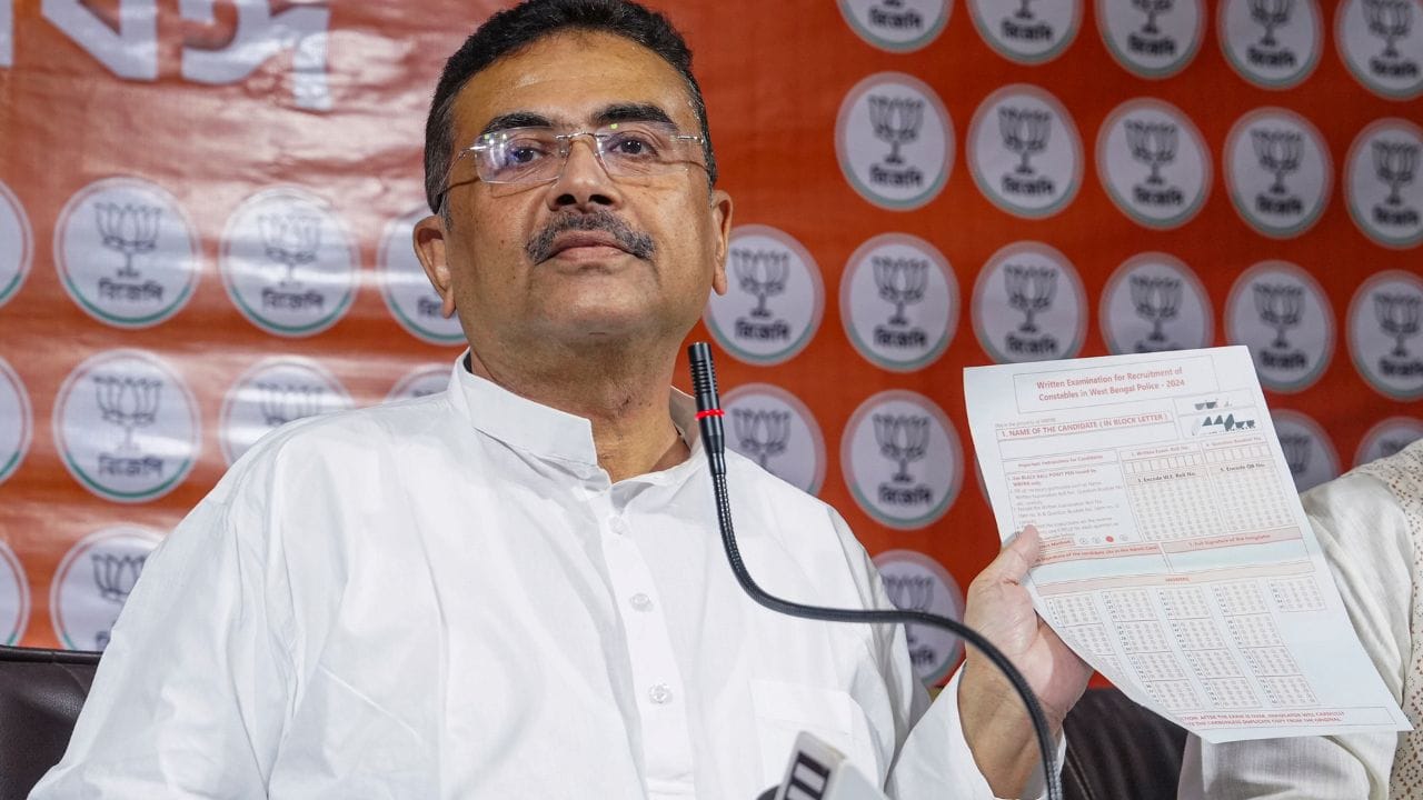 સુવેન્દુ અધિકારી એક રાજકારણી છે. જેમણે મે 2021 થી ભારતીય જનતા પાર્ટીના પશ્ચિમ બંગાળ એકમના વિપક્ષના નેતા તરીકે સેવા આપી છે. સુવેન્દુ અધિકારીએ અગાઉ 2016 થી 2020 સુધી પશ્ચિમ બંગાળ સરકાર માટે રાજ્ય મંત્રાલયમાં કામ કર્યું હતું.