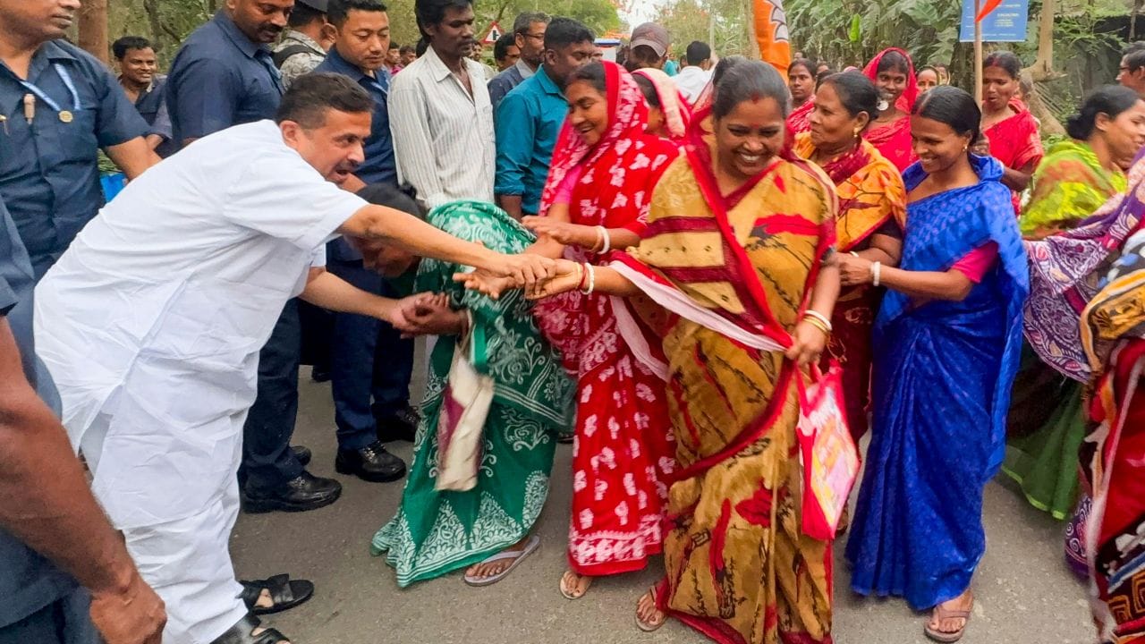 તેઓ મનમોહન સિંહ સરકારમાં સંસદ સભ્ય અને ભૂતપૂર્વ કેન્દ્રીય ગ્રામીણ વિકાસ રાજ્યમંત્રી શિશિર અધિકારીના પુત્ર છે.સુવેન્દુ અધિકારીનો પરિવાર અને પર્સનલ લાઈફ વિશે જાણીએ.