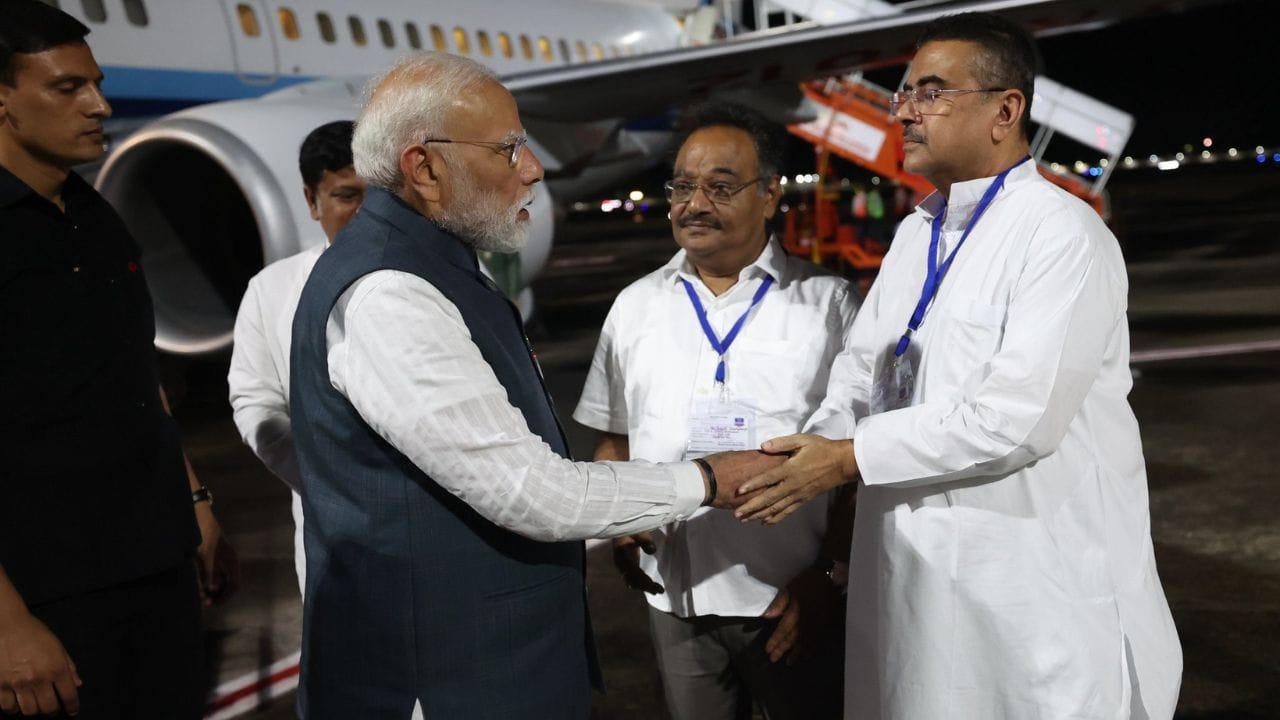 સુવેન્દુ અધિકારીનો જન્મ 15 ડિસેમ્બર 1970ના રોજ પશ્ચિમ બંગાળના પૂર્વ મેદિનીપુર જિલ્લાના કરકુલી ખાતે શિશિર અધિકારી અને ગાયત્રી અધિકારીને ત્યાં થયો હતો. શિશિર અધિકારી એક રાજકારણી છે,