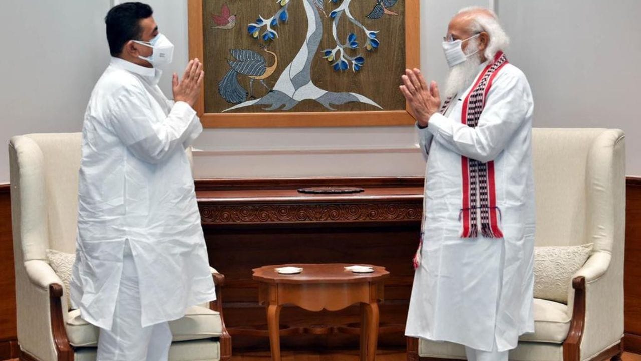 સુવેન્દુના એક ભાઈ, સૌમેન્દુ, કાંથી મ્યુનિસિપલ કોર્પોરેશનના ચેરમેન હતા, જે 18મી લોકસભામાં કાઠી લોકસભા મતવિસ્તારમાંથી ચૂંટાયા હતા. 2019માં તામલુક મતવિસ્તારમાંથી લોકસભામાં ચૂંટાયેલા દિવ્યેન્દુ અધિકારી પણ તેમના ભાઈ છે.